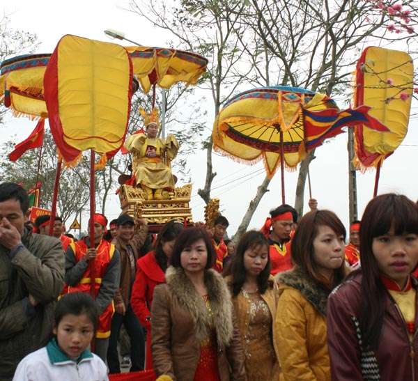 Vua năm nay là ông Trần Văn Chương (72 tuổi), năm 2010 đạt chức quan thị vệ.